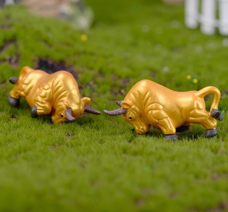 Miniture Fairy Garden Accessories Supplies Resin Golden Cattle Kids Toys Pot Bonsai Miniature Garden Terrariums Fairy Garden Animals Ox Figurine Kits Items Car Interior Decoration Table Ornaments
